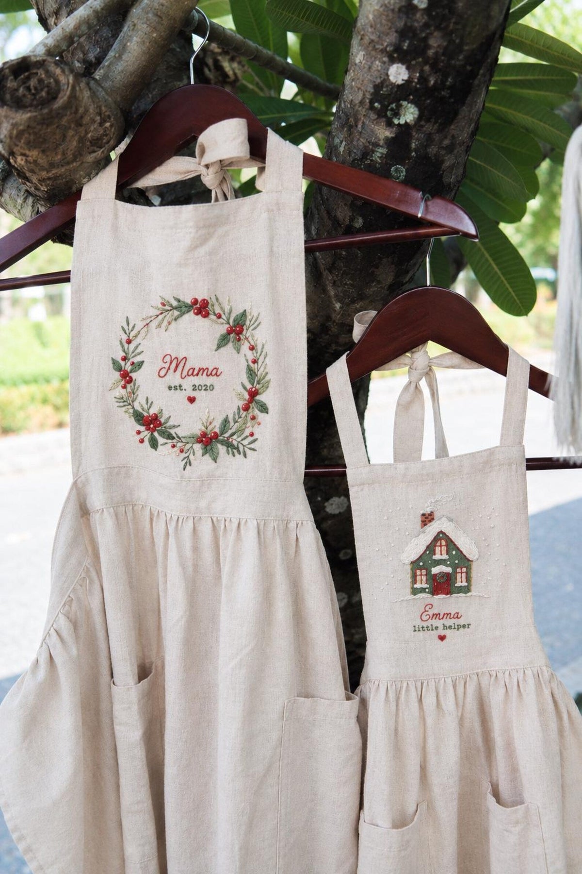 Personalized Mommy and Me Aprons, Matching Mom and Kids Linen Apron, Hand Embroidered Floral Apron, Custom Name Mother Daughter Gift