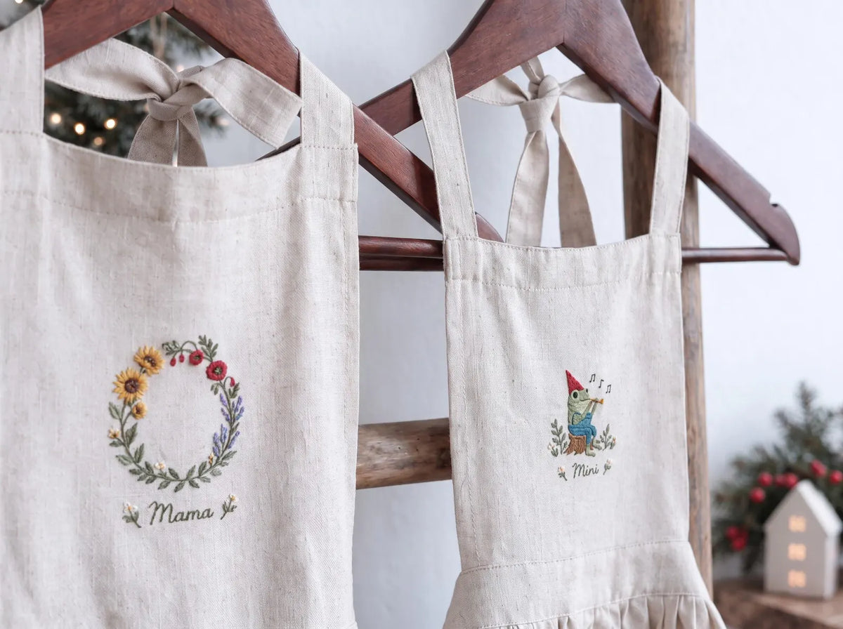 Personalized Mommy and Me Aprons, Matching Mom and Kids Linen Apron Set, Hand Embroidered Wildflower Wreath & Frog, Custom Name Family Gifts