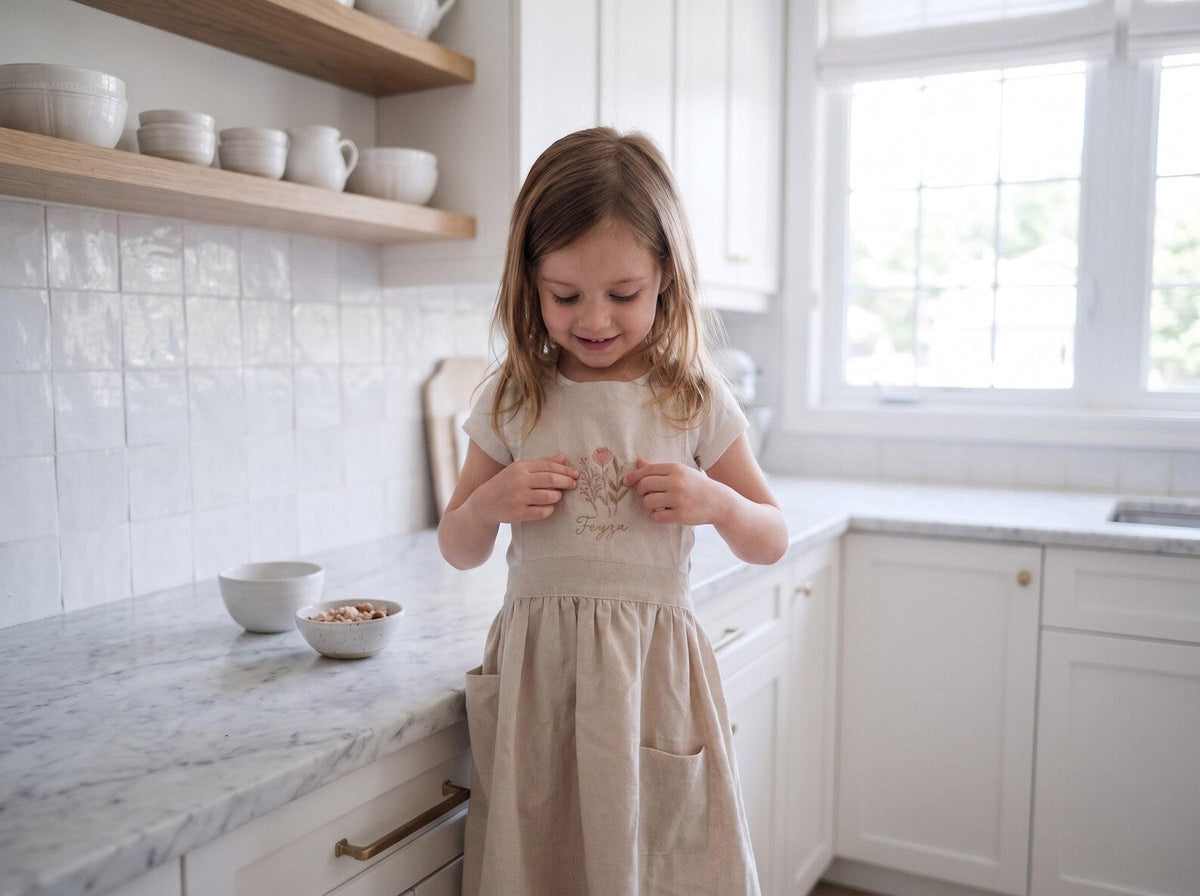 Personalized Mommy and Me Aprons, Matching Mom and Kids Linen Apron, Hand Embroidered Floral Apron, Custom Name Mother Daughter Gift